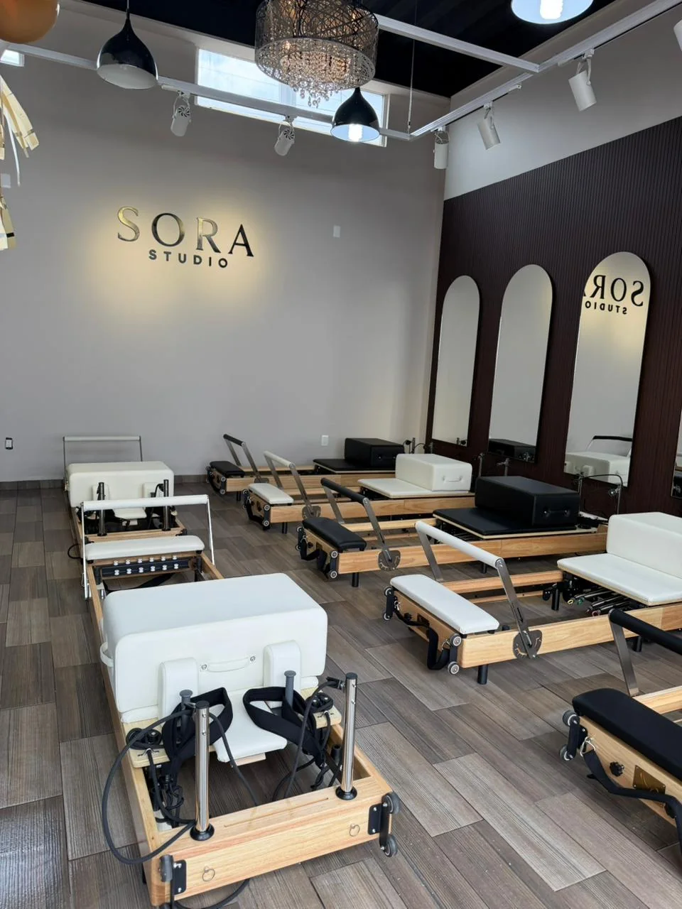 Interior de Sora Studio con equipos Pilates Reformer