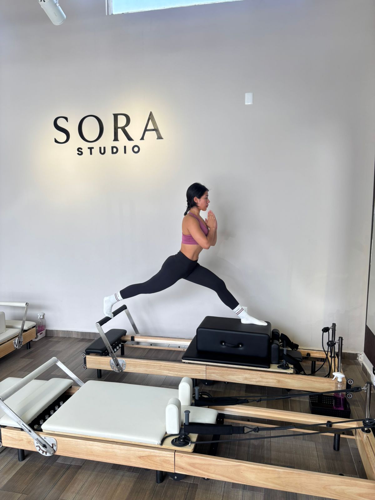Clase de Pilates Reformer en Sora Studio