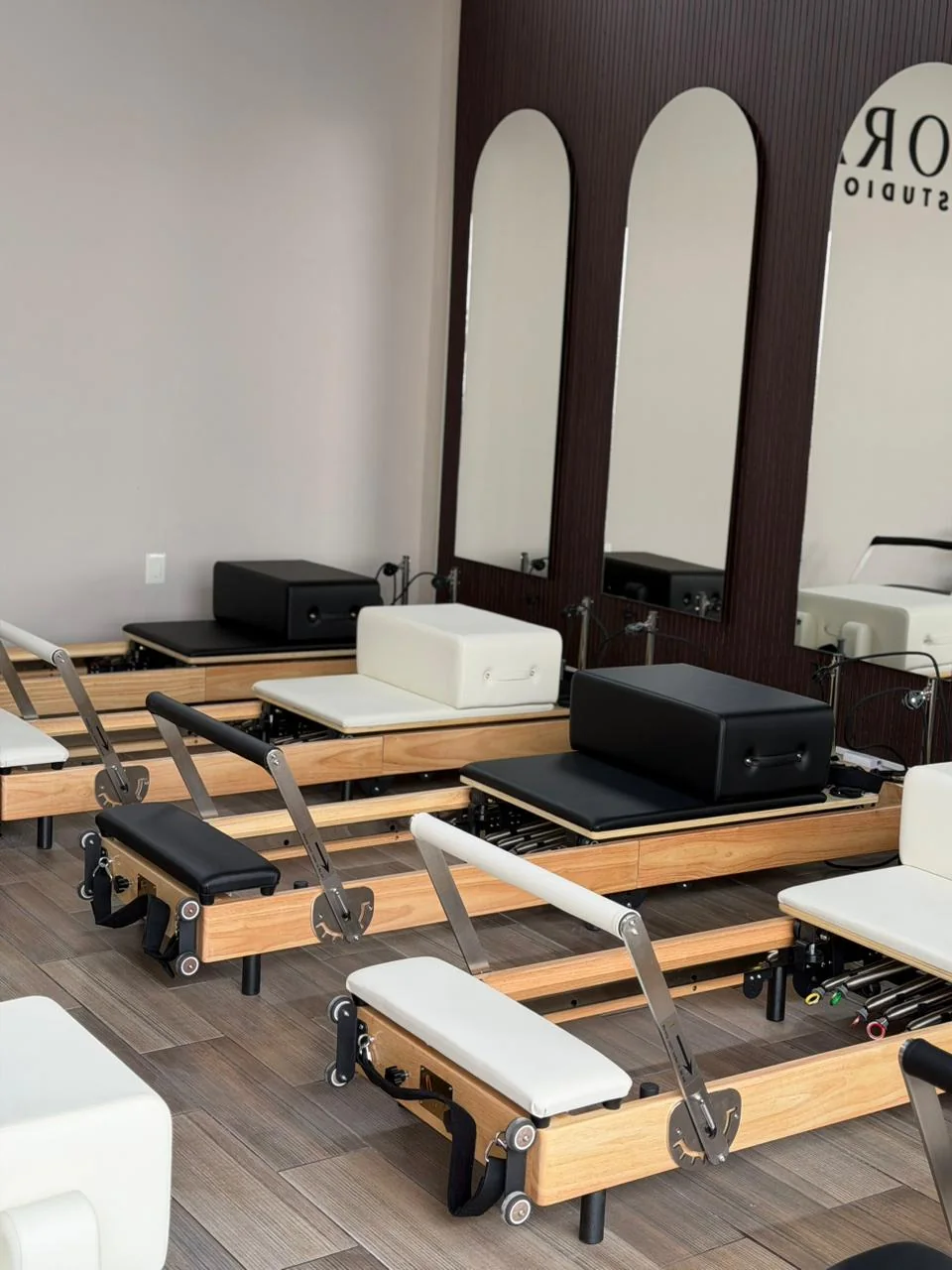 Equipos Pilates Reformer en Sora Studio